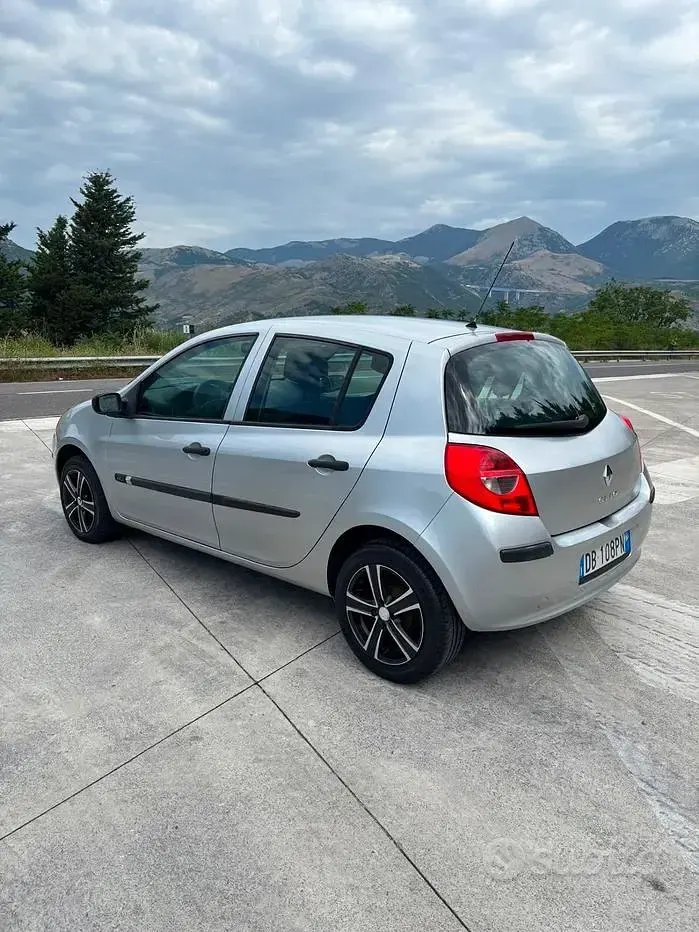 Usata Renault Clio II 68 CV (50 kW) 2006 Grigio Berlina