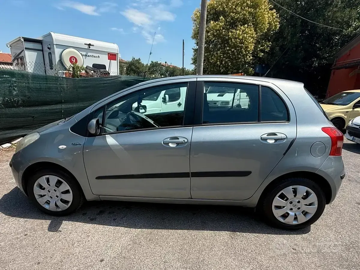 Usata Toyota Yaris Sol 69 CV (50 kW) 2006 Grigio Berlina