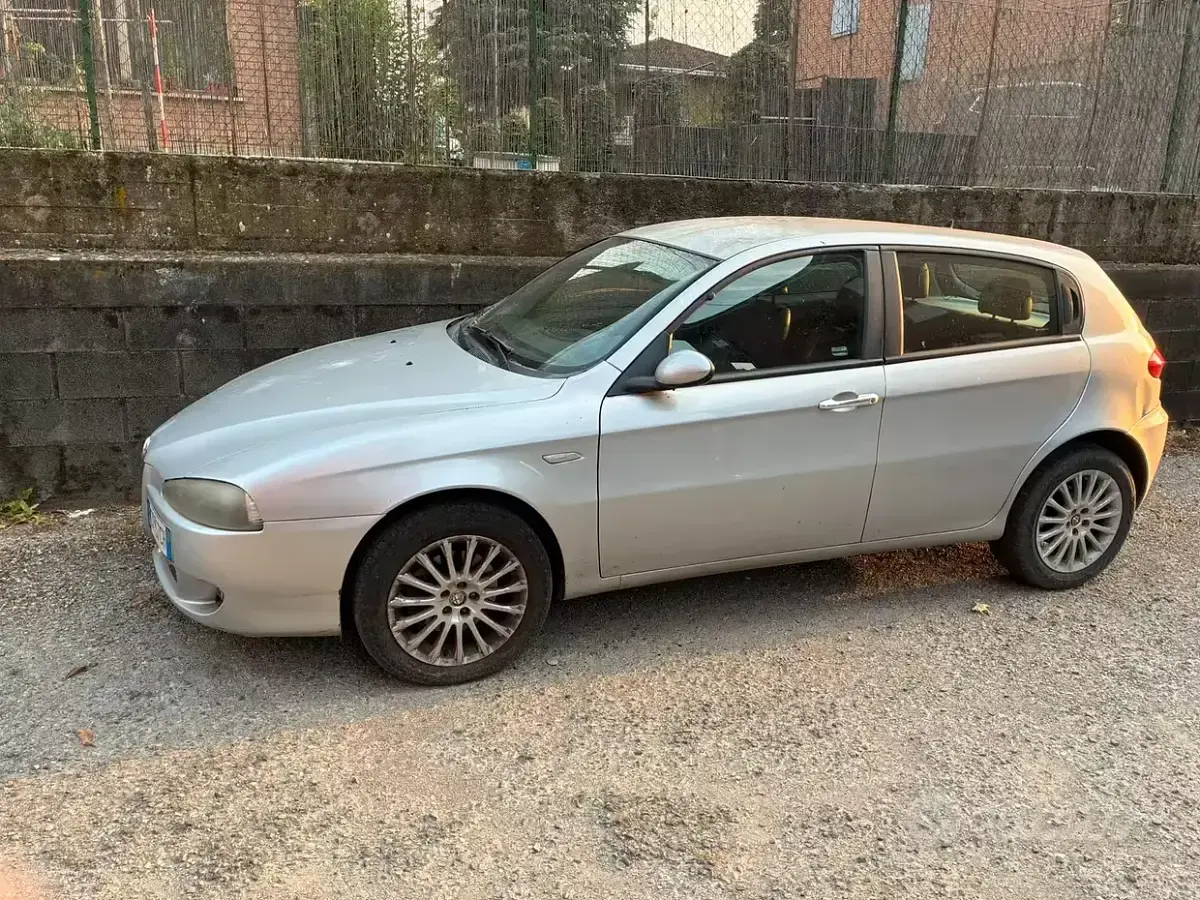 Usata Alfa Romeo 147 105 CV (77 kW) 2005 Grigio Utilitaria