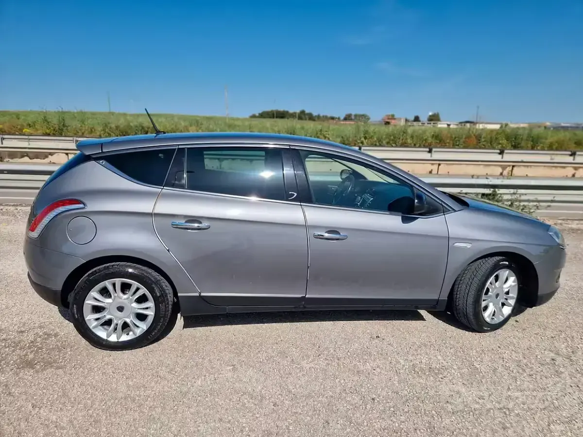 Usata Lancia Delta Gold 120 CV (88 kW) 2013 Grigio Utilitaria