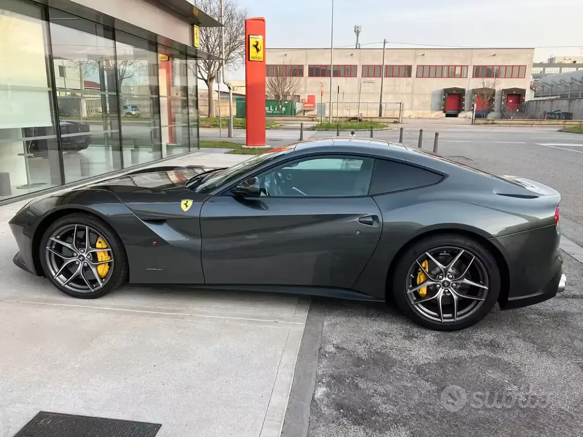 Usata Ferrari F12 741 CV (545 kW) 2016 Grigio Coupé
