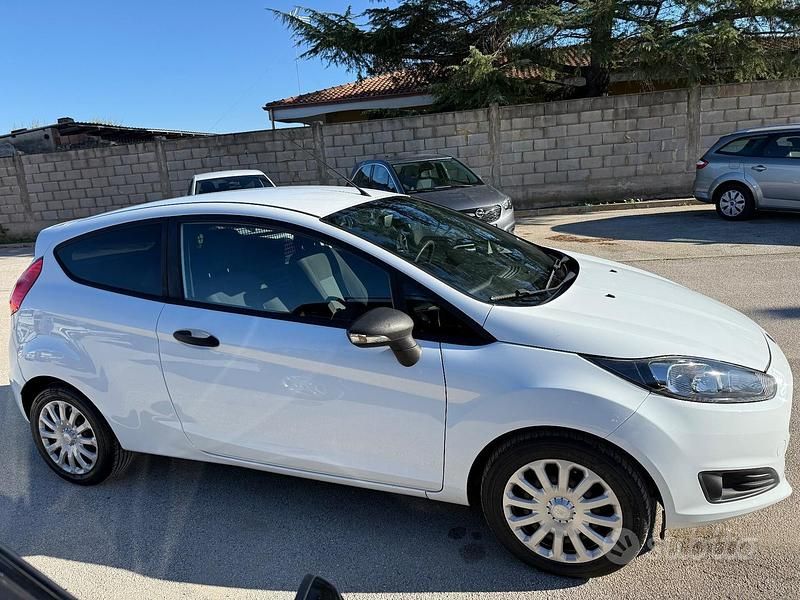 Gebraucht Ford Fiesta 75 PS (55 kW) 2015 Weiß Van