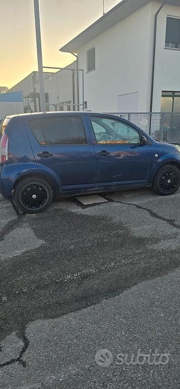 Usata Daihatsu Sirion 69 CV (50 kW) 2006 Blu Utilitaria