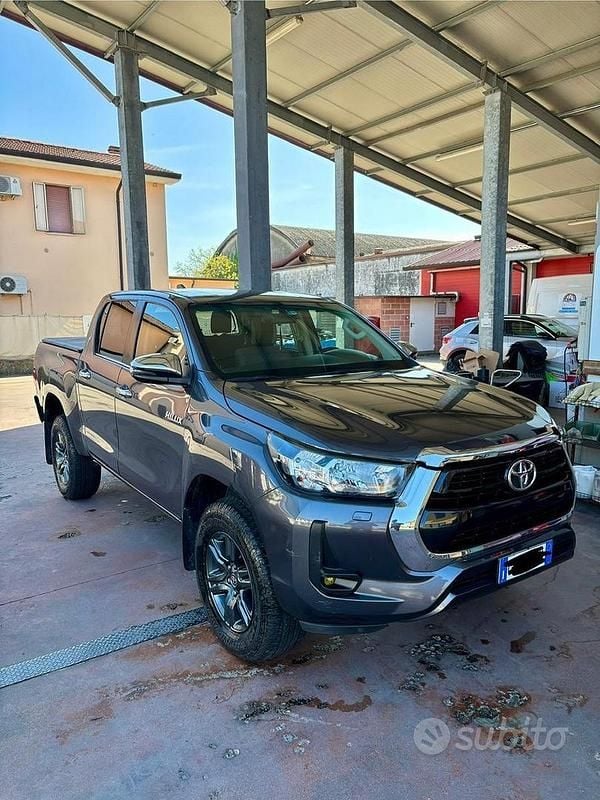 Usata Toyota HiLux Lounge 204 CV (150 kW) 2022 Grigio Pick-up