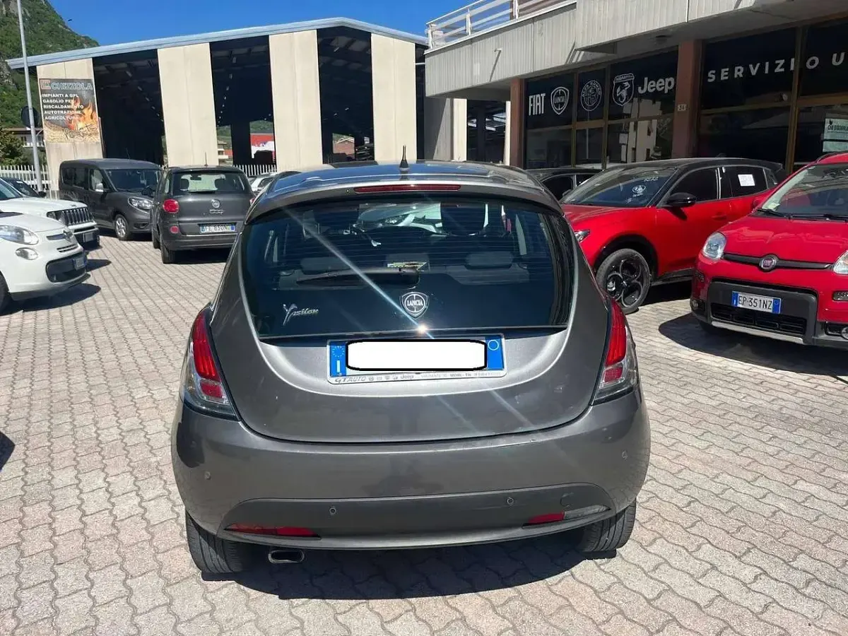 Usata Lancia Ypsilon Gold 69 CV (50 kW) 2015 Grigio Utilitaria