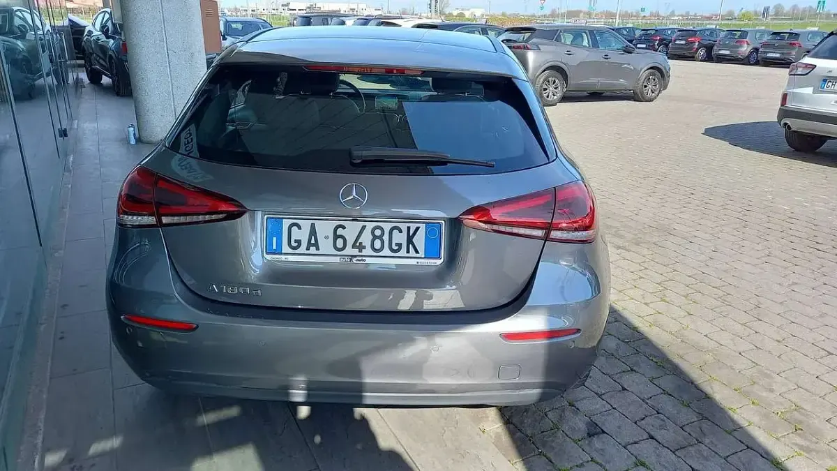 Usata Mercedes A180 Business 116 CV (85 kW) 2020 Grigio Berlina
