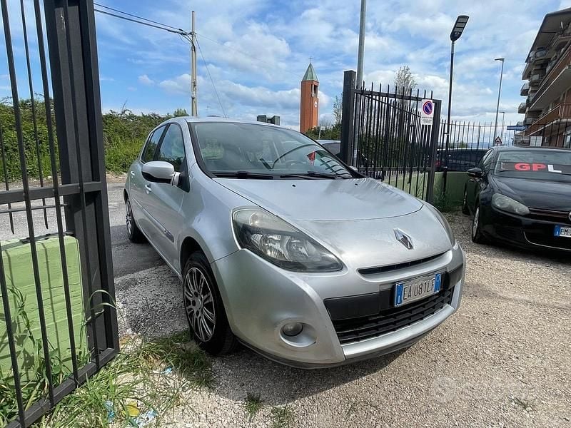 Usata Renault Clio II Dynamique 72 CV (52 kW) 2010 Grigio Berlina