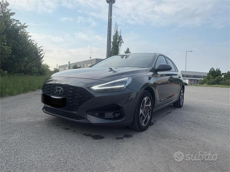Grigio Usata 2024 Hyundai i30 Tre volumi | 26.500 € - Immagine 1/4