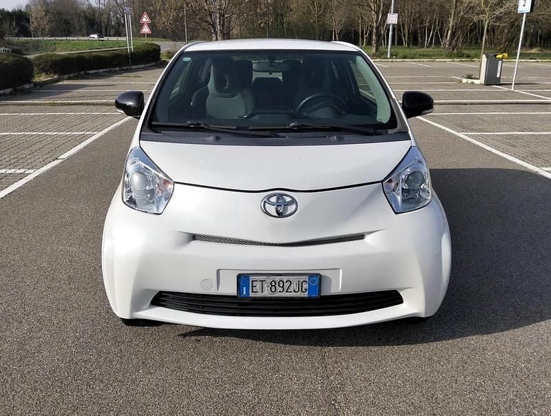 Käytetty Toyota iQ 68 HP (50 kW) 2013 Valkoinen Viistoperä