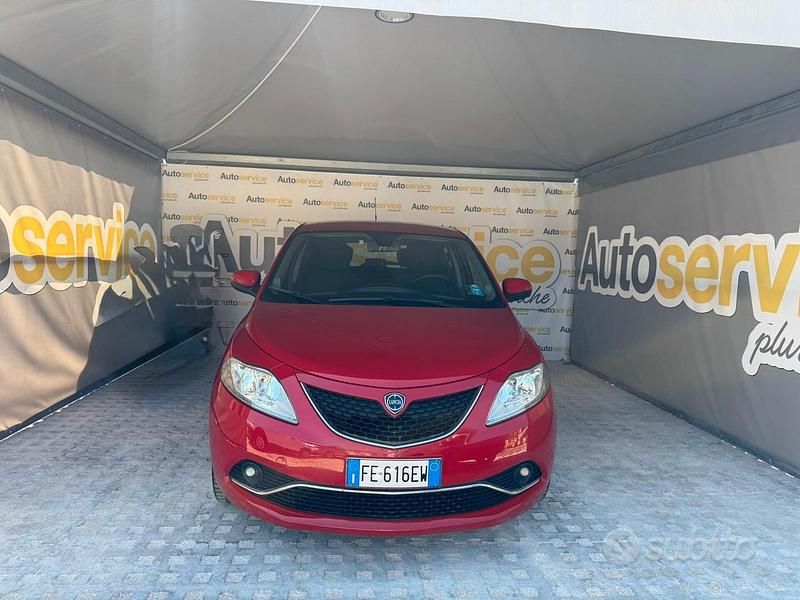Usata Lancia Ypsilon Gold 69 CV (50 kW) 2016 Rosso Utilitaria