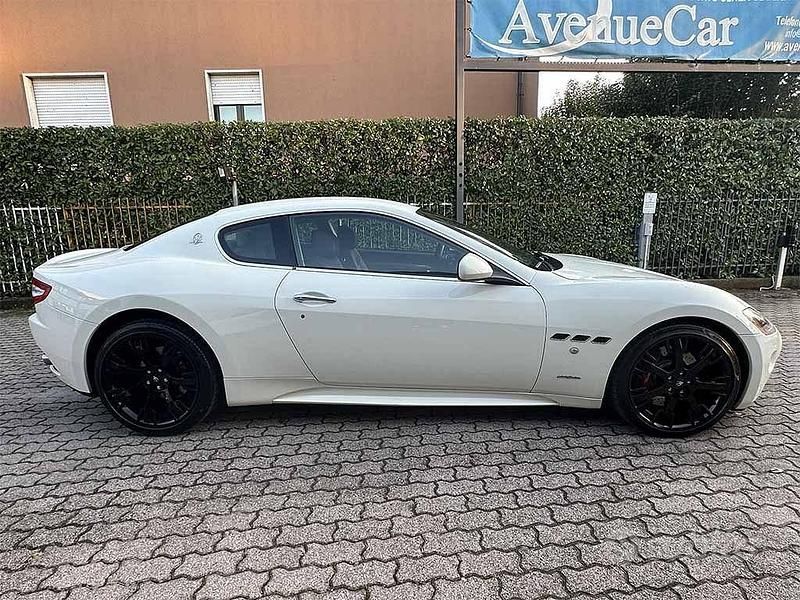Usata Maserati Granturismo 440 CV (323 kW) 2011 Bianco / pastello Coupé