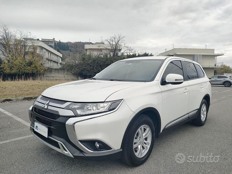Usata Mitsubishi Outlander Intense 150 CV (110 kW) 2021 Bianco SUV