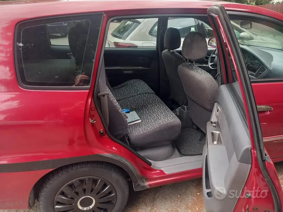 Usata Kia Carens 112 CV (82 kW) 2004 Rosso Monovolume