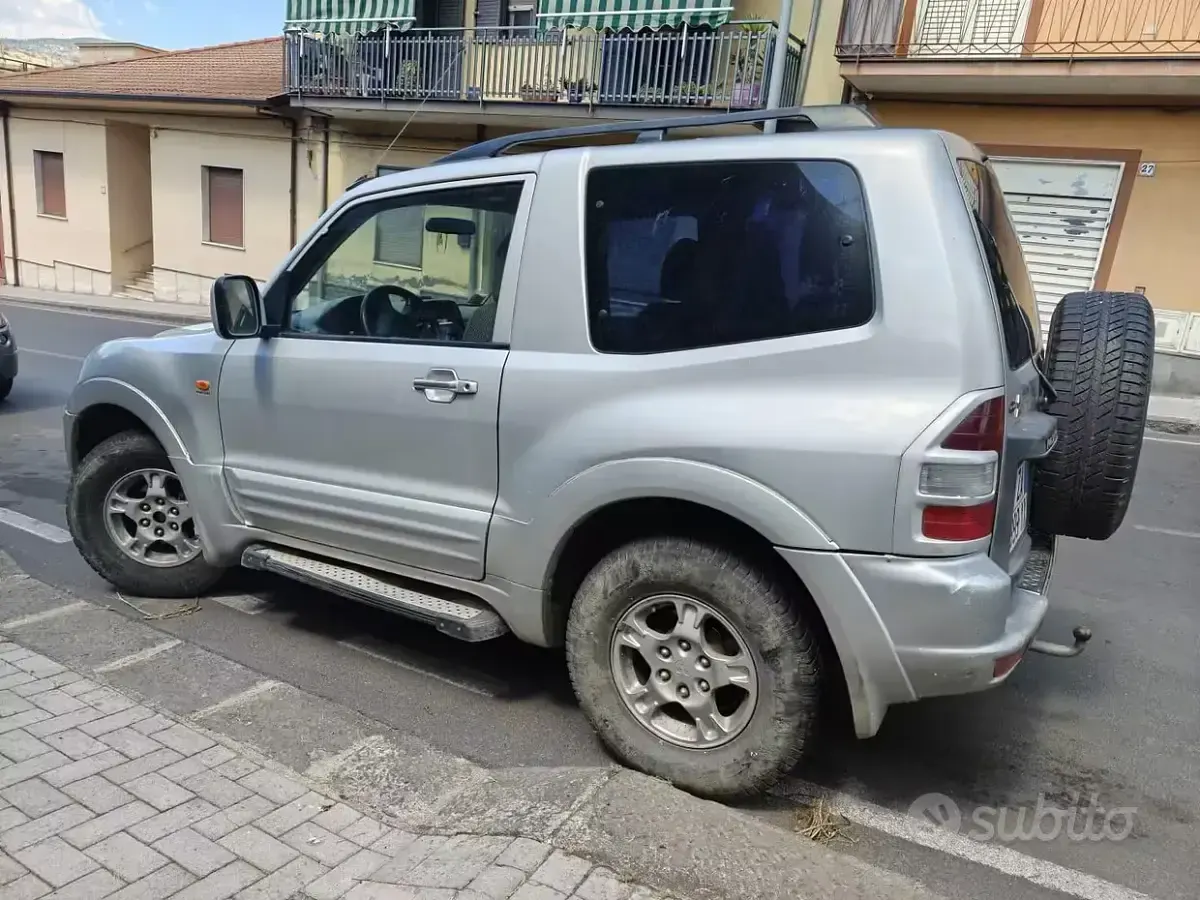 Usata Mitsubishi Pajero 165 CV (121 kW) 2000 Grigio SUV