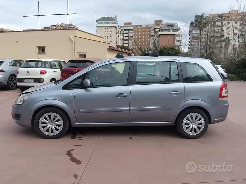Usata Opel Zafira 125 CV (91 kW) 2010 Blu Monovolume