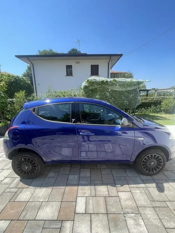 Usata Lancia Ypsilon 85 CV (62 kW) 2014 Bluazzurro Utilitaria