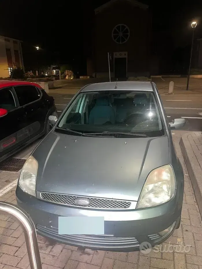 Usata Ford Fiesta 68 CV (50 kW) 2004 Bluazzurro Utilitaria