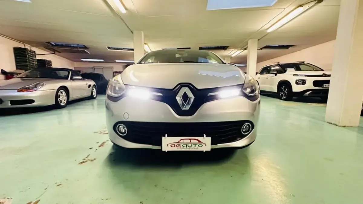 Usado Renault Clio IV 90 CV (66 kW) 2014 Plateado Berlina