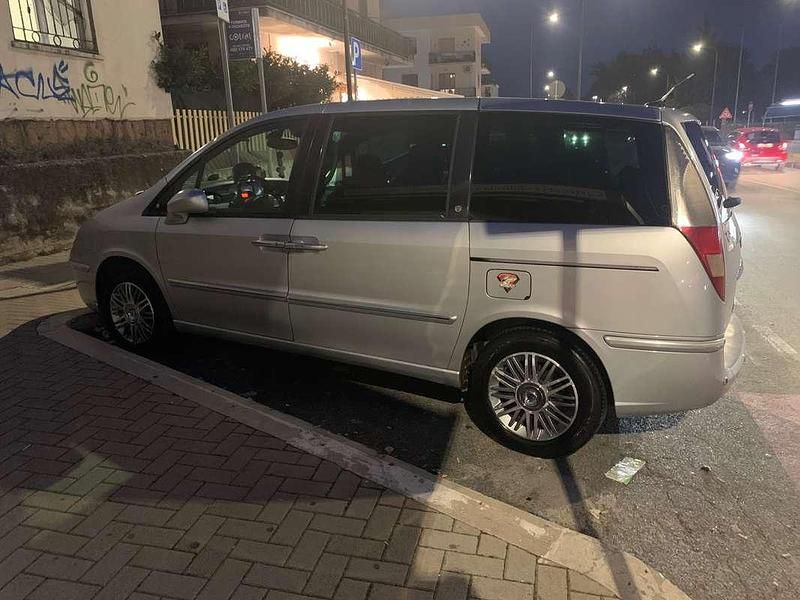 Usata Lancia Phedra 170 CV (125 kW) 2009 Argento Monovolume