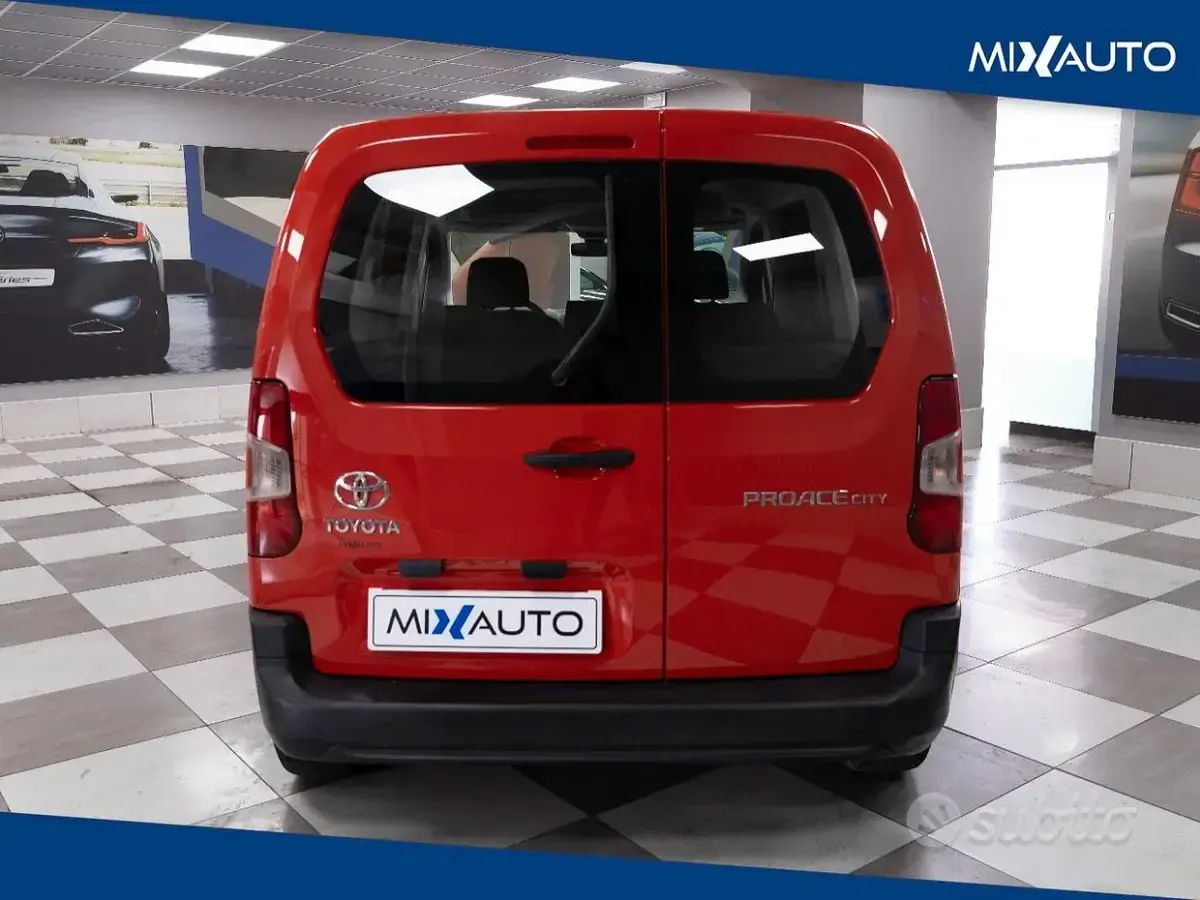 Usata Toyota Proace Verso City 131 CV (96 kW) 2023 Rosso Station wagon