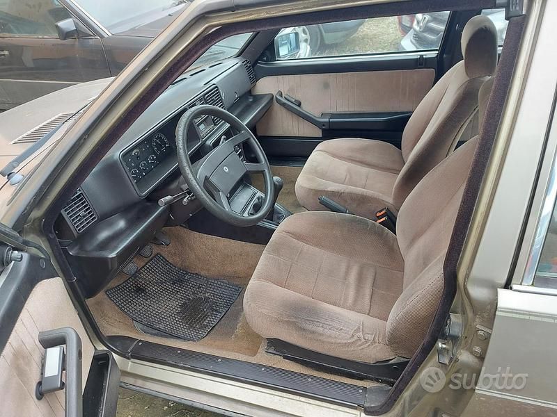 Usata Lancia Delta 78 CV (57 kW) 1988 Grigio Utilitaria