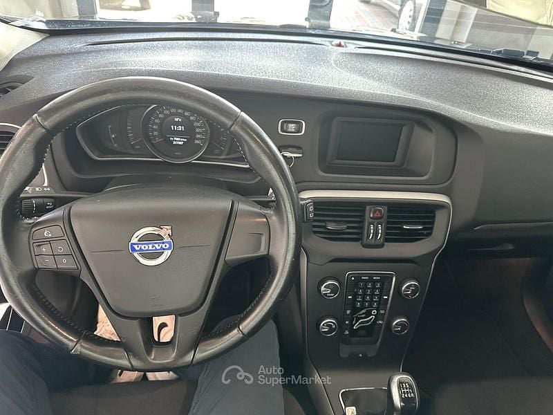 Usata Volvo V40 120 CV (88 kW) 2016 Nero Berlina