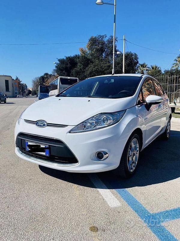 Usata Ford Fiesta 70 CV (51 kW) 2011 Bianco Utilitaria