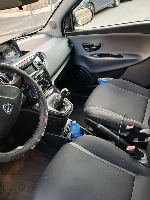 Usata Lancia Ypsilon Gold 69 CV (50 kW) 2017 Bianco Utilitaria