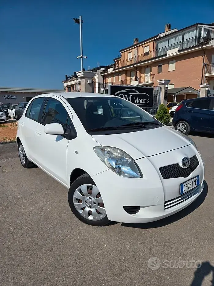 Usata Toyota Yaris Sol 69 CV (50 kW) 2008 Bianco Utilitaria