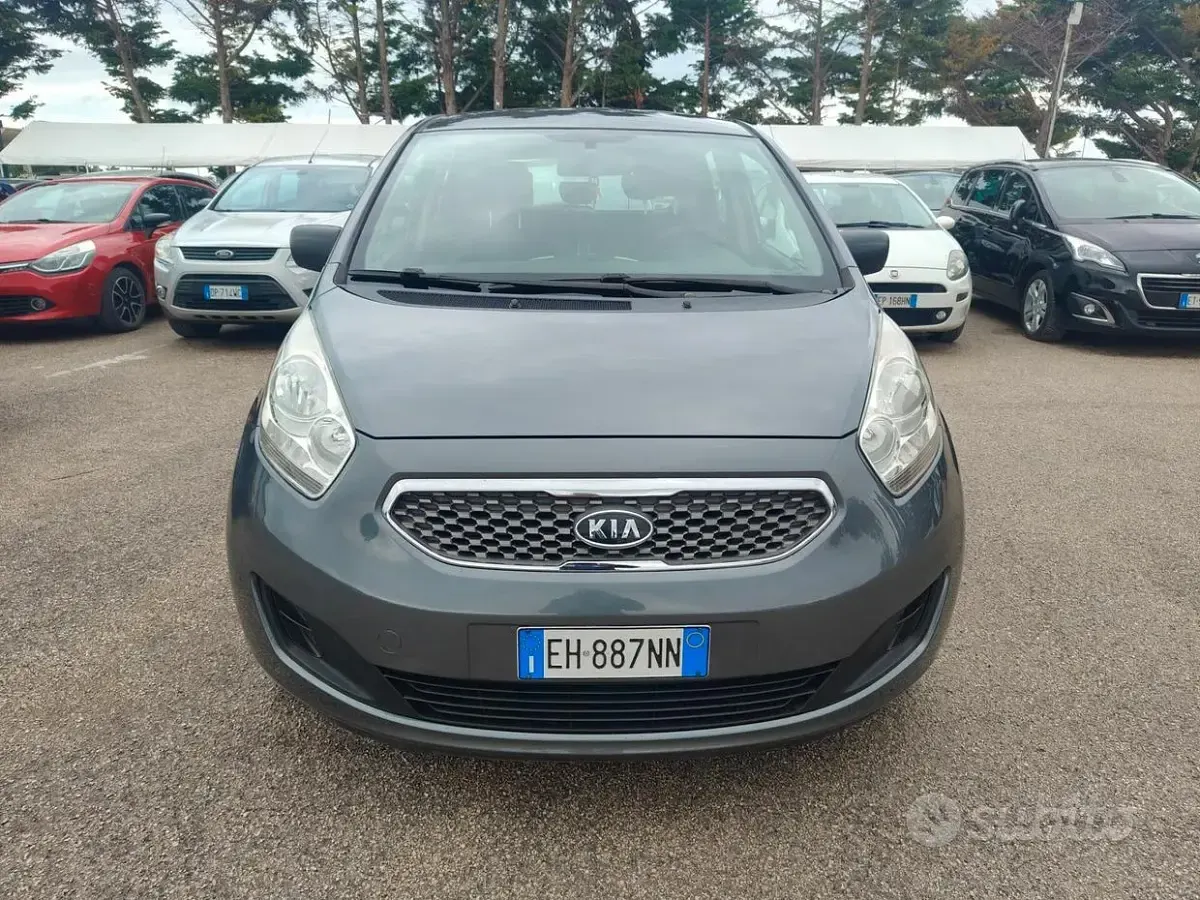 Usado Kia Venga EX 90 CV (66 kW) 2011 Gris Utilitario