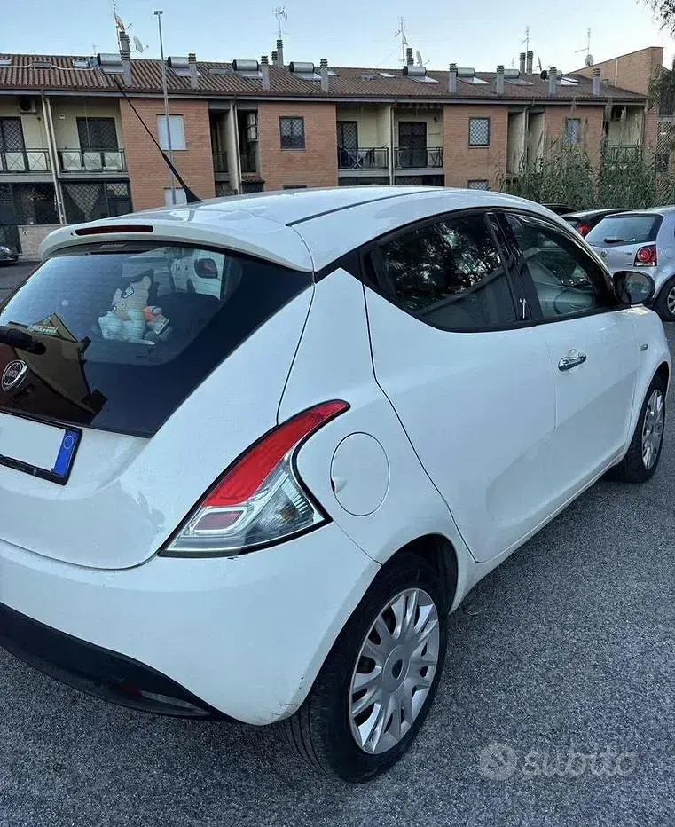 Usata Lancia Ypsilon 60 CV (44 kW) 2014 Bianco Utilitaria