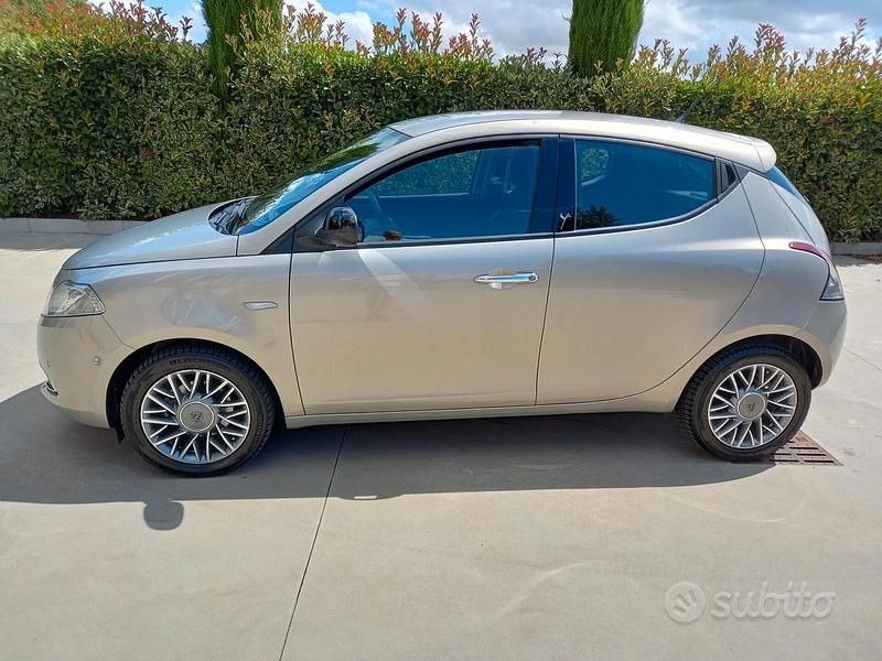 Usata Lancia Ypsilon 69 CV (50 kW) 2013 Grigio Utilitaria