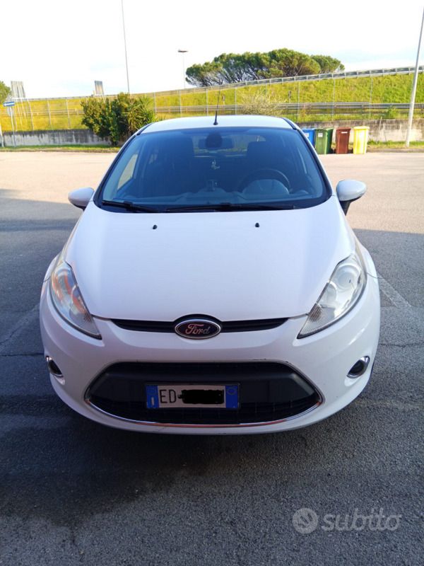 Usata 2010 Ford Fiesta Titanium Due volumi | 3700 € (Cara) - Immagine 1/4