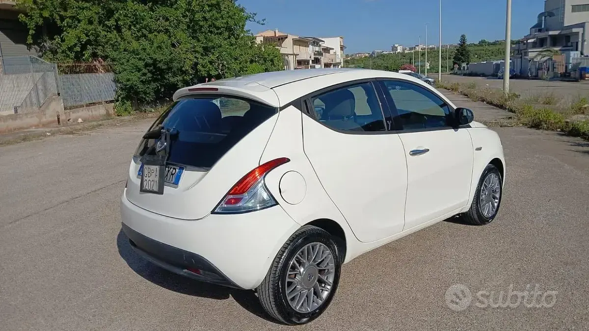 Usata Lancia Ypsilon 77 CV (56 kW) 2013 Bianco Utilitaria