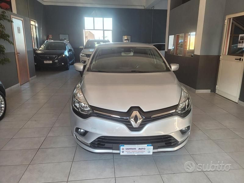 Argento Usata 2018 Renault Clio IV Zen Tre volumi | 8899 € (Buon prezzo) - Immagine 1/4