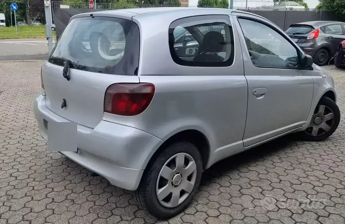 Begagnad Toyota Yaris 68 HK (50 kW) 2000 Grå Sedan