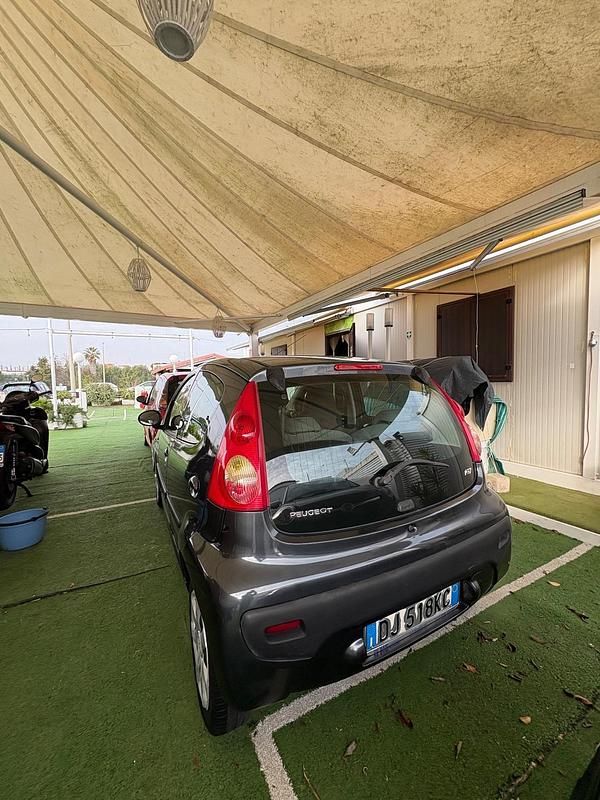 Usata Peugeot 107 68 CV (50 kW) 2007 Grigio Utilitaria