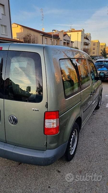 Usata VW Caddy 105 CV (77 kW) 2010 Verde Monovolume