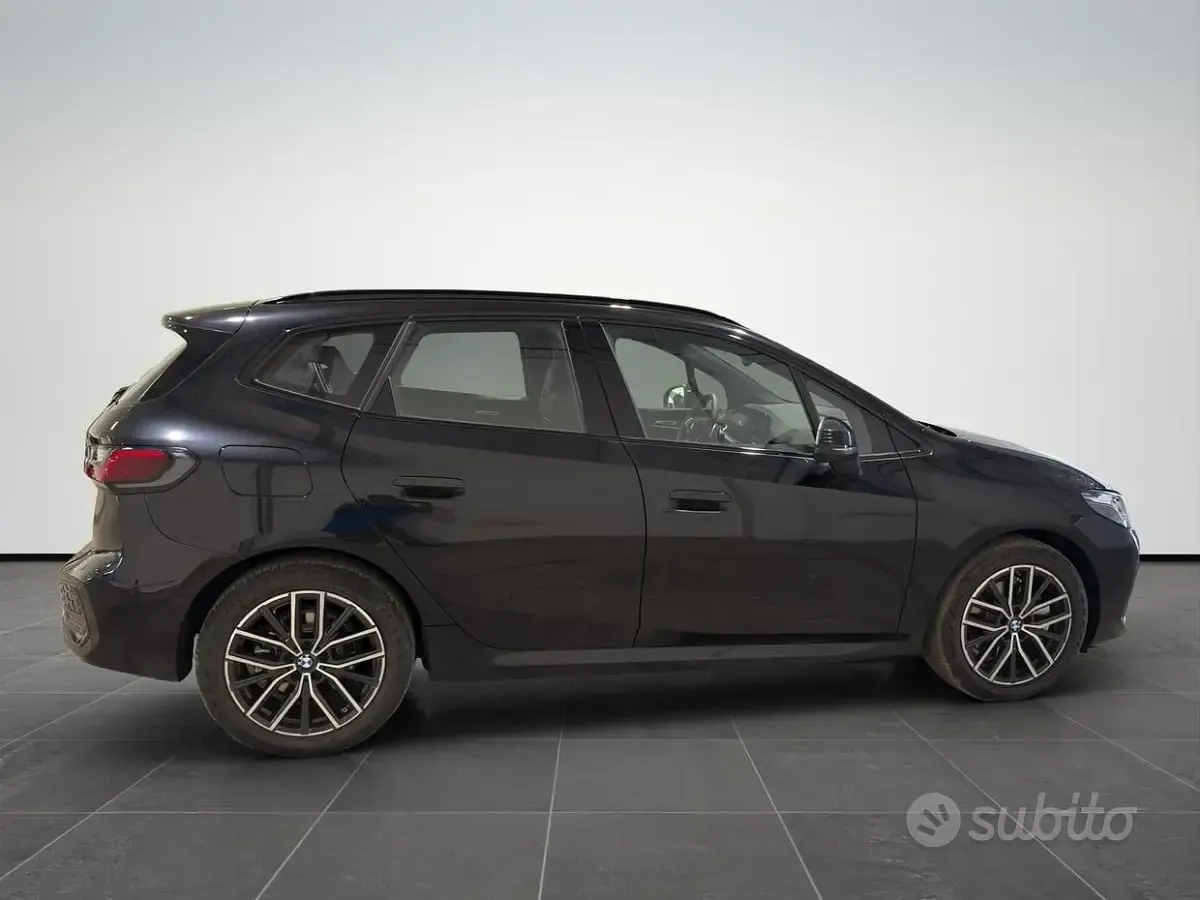 Nuova BMW 223 Active Tourer Shadowline 204 CV (150 kW) 2026 Black sapphire metallizzato Monovolume