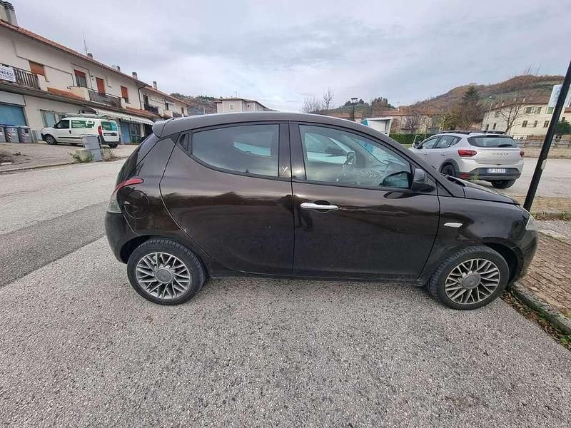 Usata Lancia Ypsilon Gold 95 CV (69 kW) 2012 Marrone Utilitaria