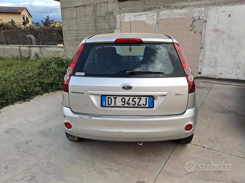 Usata Ford Fiesta Titanium 68 CV (50 kW) 2008 Grigio Utilitaria
