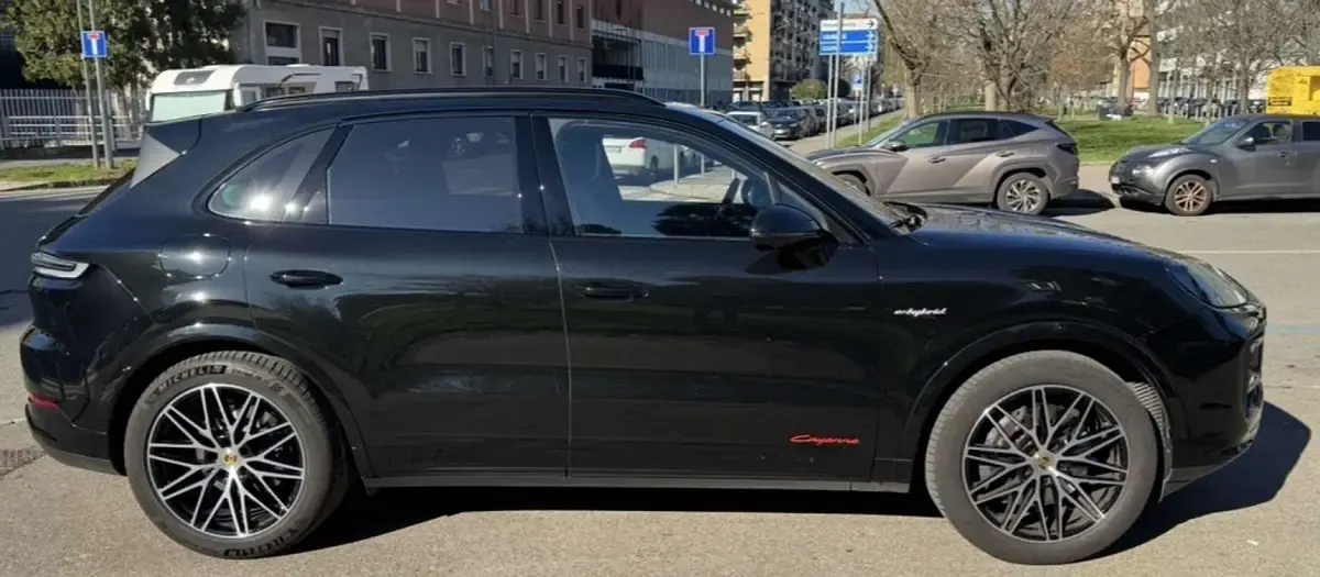 Gebraucht Porsche Cayenne 305 PS (224 kW) 2024 Schwarz SUV