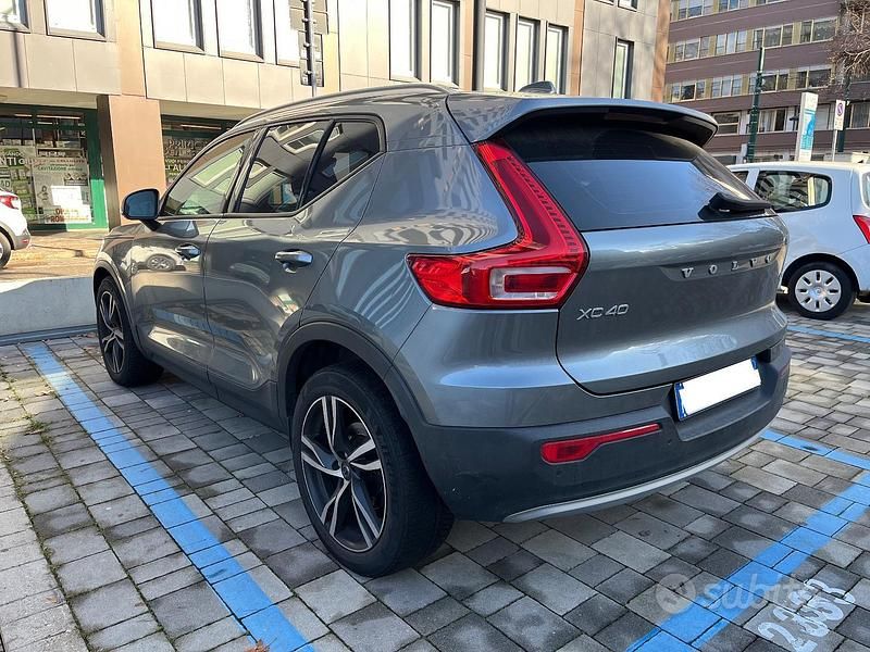 Usata Volvo XC40 Momentum 190 CV (139 kW) 2018 Grigio SUV
