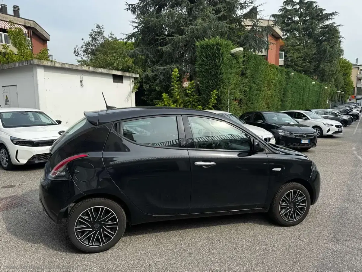 Usata Lancia Ypsilon Gold 69 CV (50 kW) 2021 Nero Utilitaria