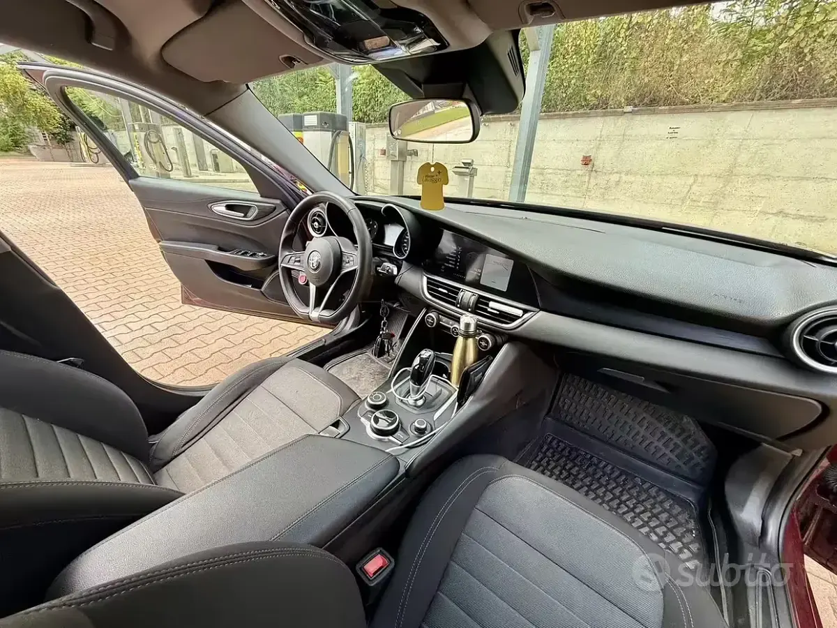 Usata Alfa Romeo Giulia 150 CV (110 kW) 2018 Rosso Berlina
