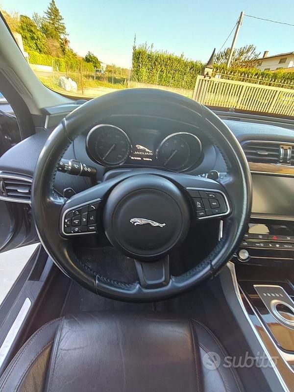 Usata Jaguar XE Portfolio 180 CV (132 kW) 2015 Grigio Berlina
