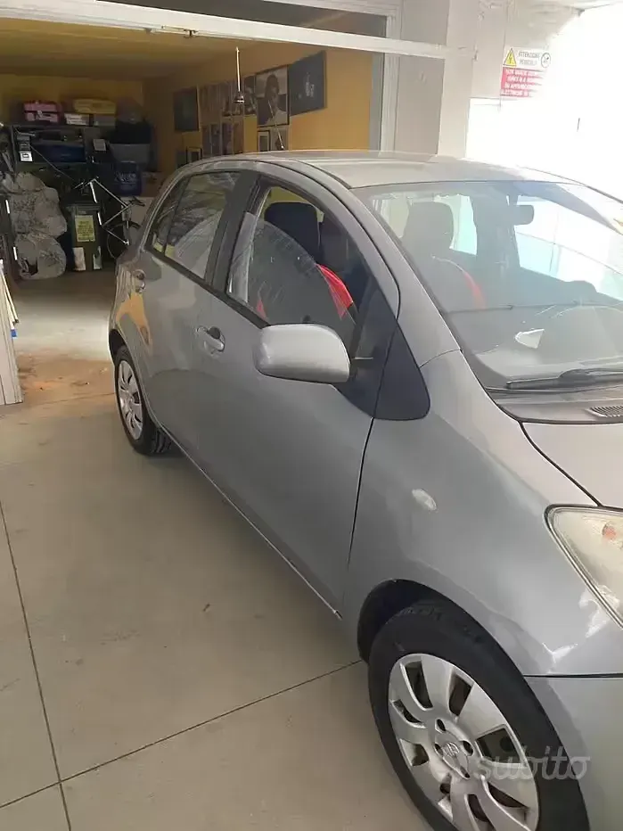 Usata Toyota Yaris 69 CV (50 kW) 2008 Grigio Utilitaria