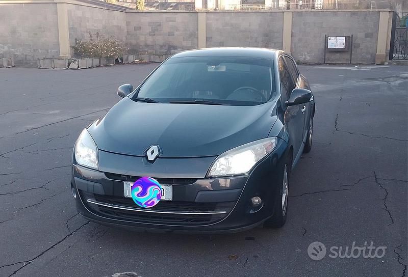 Grigio Usata 2009 Renault Mégane Dynamique Tre volumi | 3500 € (Buon prezzo) - Immagine 1/4