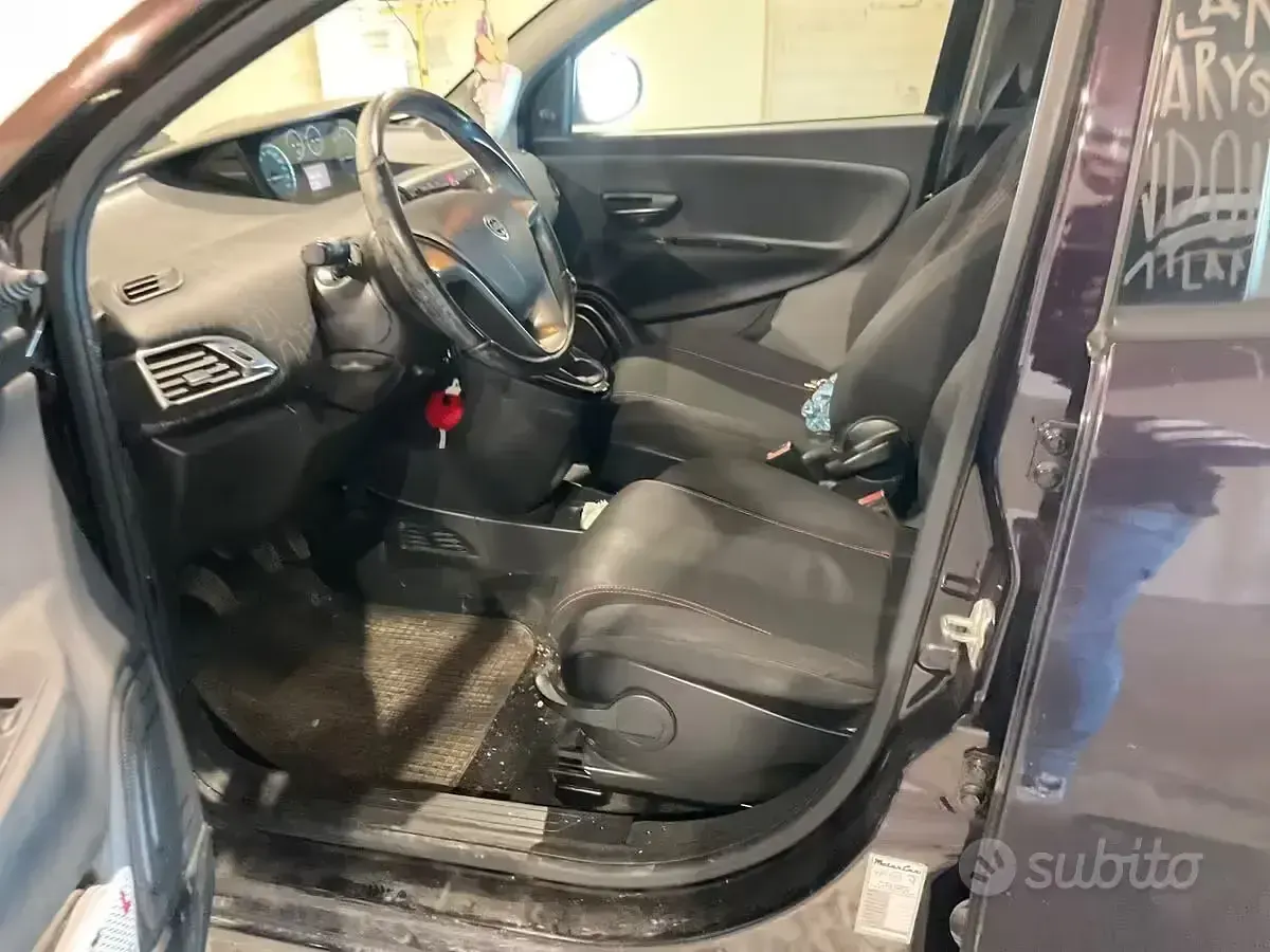 Gebraucht Lancia Ypsilon 69 PS (50 kW) 2013 Violett Kleinwagen