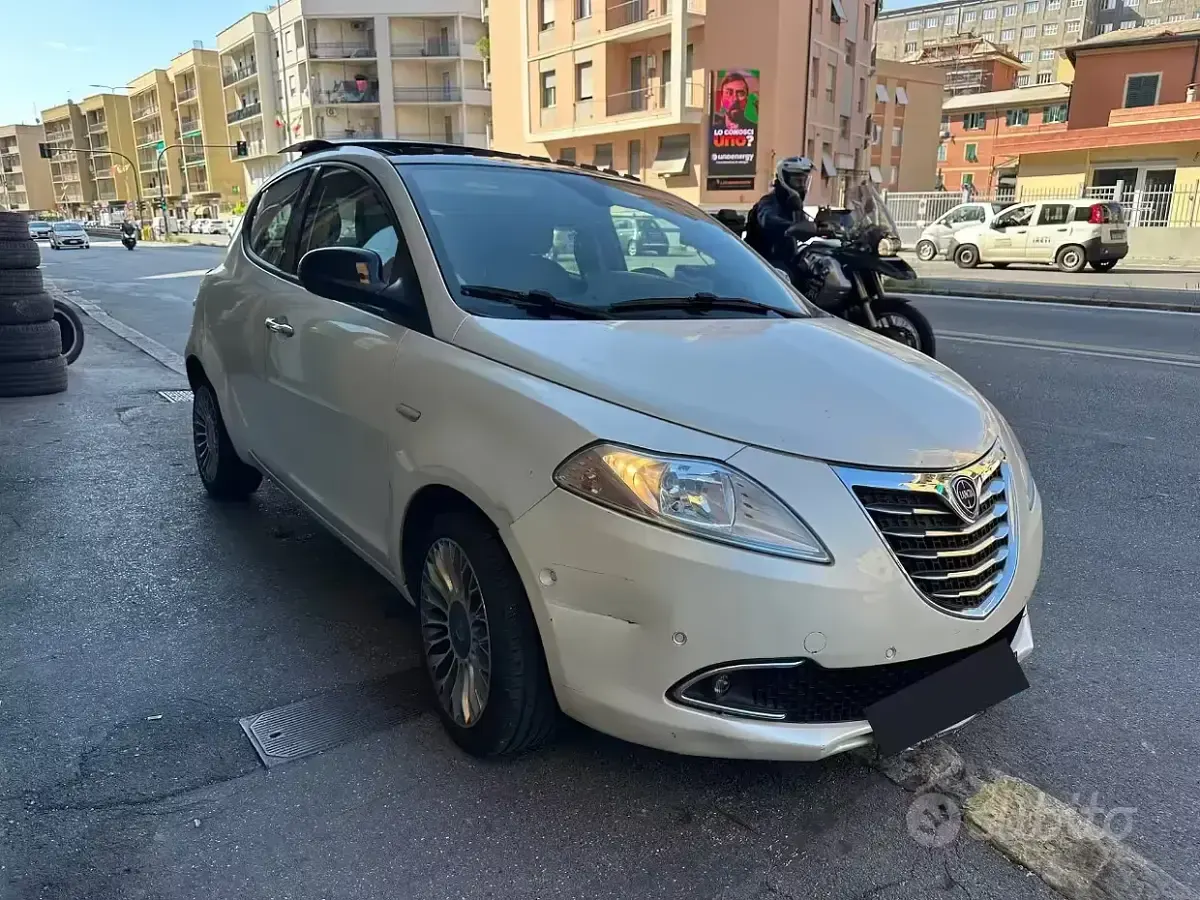 Usado Lancia Ypsilon S 69 HP (50 kW) 2013 Branco Citadino
